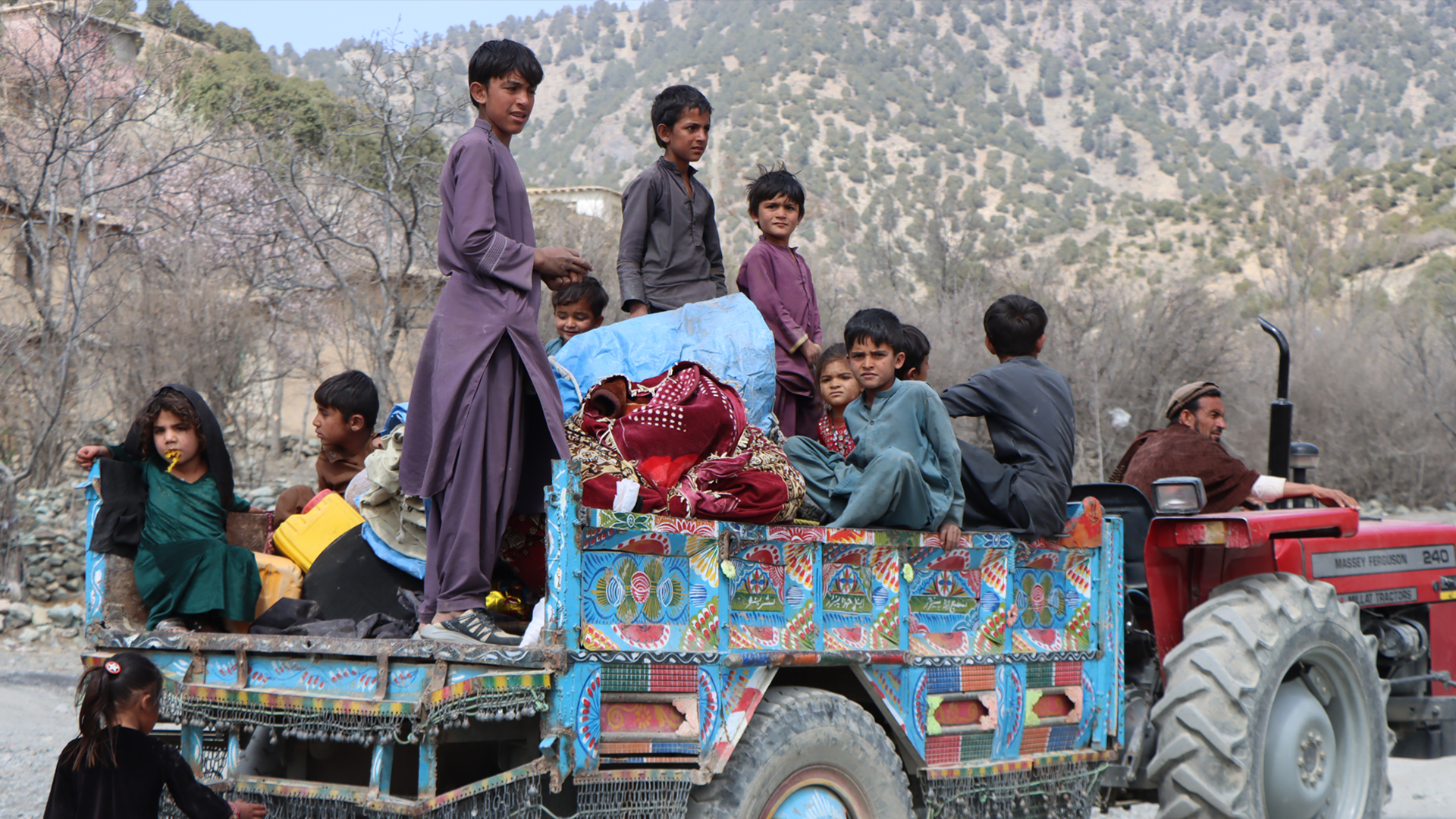 pakistan-taliban-conflict-hits-afghan-border-villages